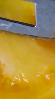 Tahta üzerinde olgun kırmızı domatesler, pişirme sırasında birkaç olgun domates. Yüksek kalite 4k görüntü