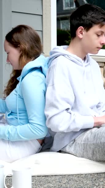 Podvod Zkouška Kluci Dospívající Dívky Sedí Verandě Jejich Zády Sobě — Stock video