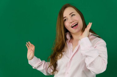 Yeşil arka planda poz veren başarılı bir iş kadını. Yüksek kalite fotoğraf