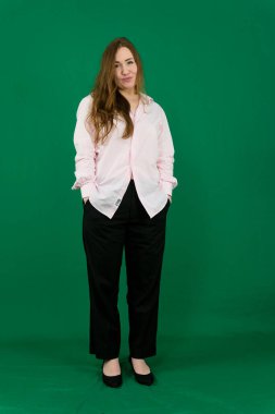 Çekici iş kadını tam boy kurumsal portre yeşil arka planda. Yüksek kalite fotoğraf