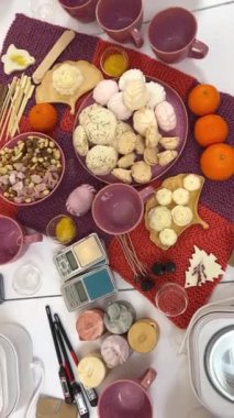 Masaj kokulu mum yapmak için balmumu ve hindistan cevizi yağlı kakao ustası sınıfı doldurmak. Aroma damlaları eritme balmumunu şömine kutusunda kokulu mumlar yapıyor. Terazi ve çeşitli fıstıklar.