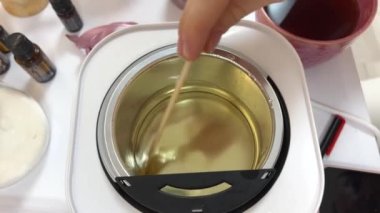 Balmumu ve hindistan cevizi yağlı kakao üstadı tereyağı ile mum kokulu cadı büyüsü yapıyorlar. Aroma damlaları eritme balmumunu şömine rafında kokulu mumlar yapıyor.