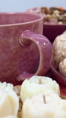 Masaj kokulu mum yapmak için balmumu ve hindistan cevizi yağlı kakao ustası sınıfı doldurmak. Aroma damlaları eritme balmumunu şömine kutusunda kokulu mumlar yapıyor. Terazi ve çeşitli fıstıklar.