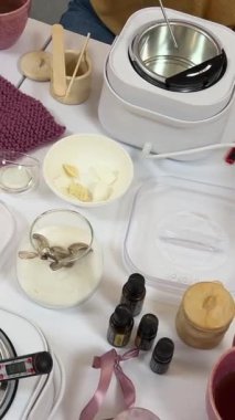 Balmumu ve hindistan cevizi yağlı kakao üstadı tereyağı ile mum kokulu cadı büyüsü yapıyorlar. Aroma damlaları eritme balmumunu şömine rafında kokulu mumlar yapıyor.