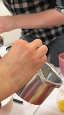 Balmumu ve hindistan cevizi yağlı kakao üstadı tereyağı ile mum kokulu cadı büyüsü yapıyorlar. Aroma damlaları eritme balmumunu şömine rafında kokulu mumlar yapıyor.