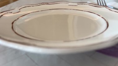 Boş tabak çatalı, bıçak ve masanın üzerinde daire şeklinde bir tabak. Yüksek kalite 4k görüntü