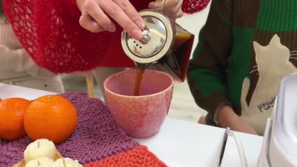 아로마 상자에 촛불을 만드는 초콜릿 뜨거운 코코아를 클로즈업 티포트 사이에 — 비디오