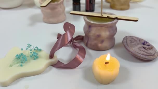用蜡和椰子油 可可豆 牛油等主要成份制成按摩香烛女巫魔法 芳香滴在火箱中称重融化蜡 制成带有香味的蜡烛 — 图库视频影像