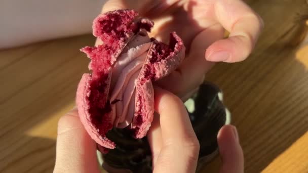 Kobiece Ręce Łamiące Ciasteczka Migdałowe Dłońmi Łamiącymi Różowe Ciasto Makaronowe — Wideo stockowe