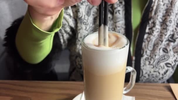 Ręka Miesza Łyżkę Kawy Rutyna Dbająca Zdrowie Uważne Przygotowanie Kawy — Wideo stockowe