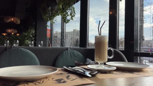 杯子里的咖啡站在木桌上 在咖啡厅里 咖啡上的叶拿铁艺术 在咖啡店和豆浆一起喝酒 高质量的 — 图库视频影像