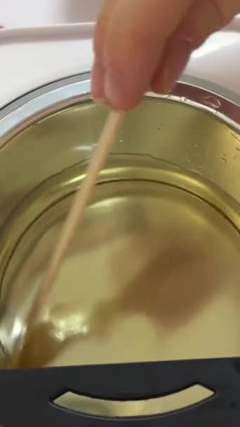 Dělá Masáž Vonící Svíčky Čarodějnice Čarodějnictví Pomocí Vosku Kokosového Oleje — Stock video