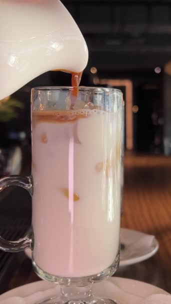 把咖啡倒入牛奶中 牛奶奶油倒入冰镇咖啡中 冰镇牛奶的冷饮 优质Fullhd影片 — 图库视频影像