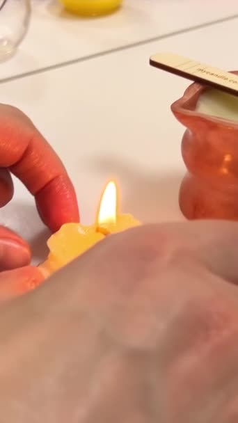 用蜡和椰子油 可可豆 牛油等主要成份制成按摩香烛女巫魔法 芳香滴在火箱中称重融化蜡 制成带有香味的蜡烛 — 图库视频影像