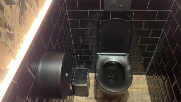 깨끗한 화장실 벽걸이 화장지 쓰레기 처리기 소독제가있는 내부의 인테리어 화장실 — 비디오