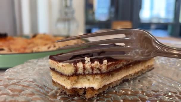 Coma Bolo Biscoito Chocolate Deliciosa Sobremesa Massa Musse Café Comer — Vídeo de Stock