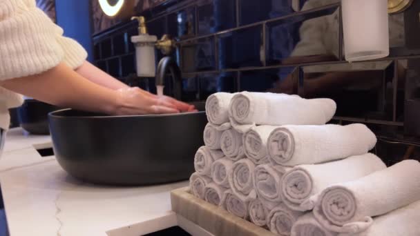 Orang Menggunakan Handuk Untuk Menyeka Tangan Kering Setelah Mencuci Kamar — Stok Video