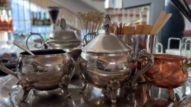  Gümüş çay kupası klasik Vintage Kalay Bardakları ve İçki Şat Koleksiyonu, Yakın çekim. Yüksek kalite 4k görüntü