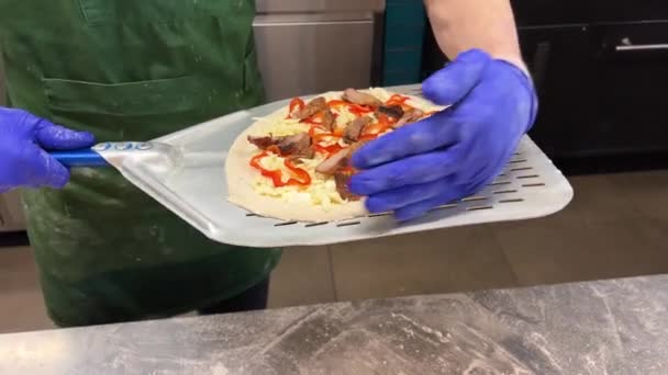 Traditionele Italiaanse Pizza Wordt Gebakken Een Stenen Houtoven Een Moderne — Stockvideo