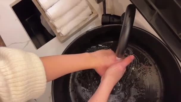 Pessoas Estão Lavando Mãos Com Sabão Espuma Água Limpa Lave — Vídeo de Stock