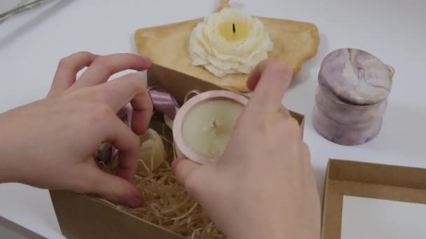 Kézműves Gyertyákat Tenni Egy Papírdobozba Ajándék Dekoráció Gyönyörű Művészete Annak — Stock videók