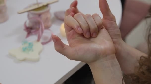 上班后 妇女在家里做伸展双手和运动 以保护办公室综合症和手部关节炎 保健容易自我按摩的概念 高质量的4K镜头 — 图库视频影像