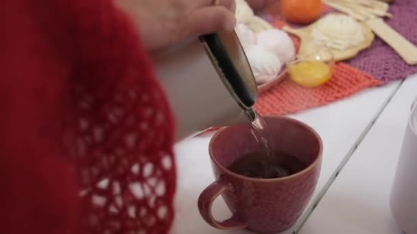 Pov Wlewa Czarną Herbatę Różowego Kubka Białym Drewnianym Stole Kawiarni — Wideo stockowe