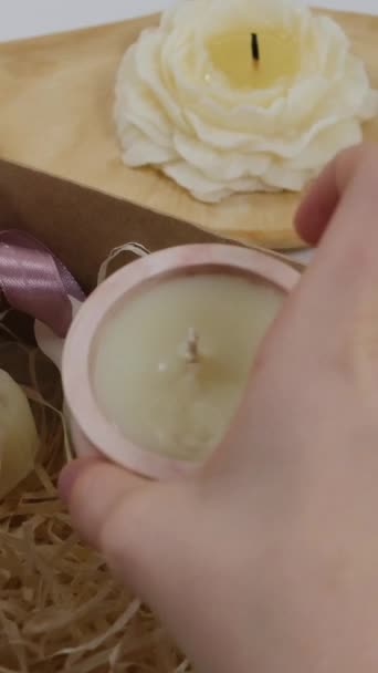 在纸盒礼品装饰中放置手工蜡烛是一种美丽的艺术 可以用自己的双手做成精美的礼物 — 图库视频影像