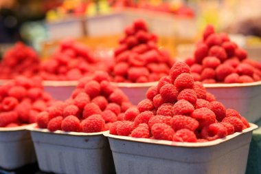 Pazarda bir sepet ahududu. Yüksek kalite fotoğraf