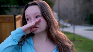Rhinitis 'li beyaz kadın burun virüsü hastası. Alışveriş merkezindeki kız öğrencilerde peçeteyle hapşırıyor. Mevsimsel alerji, burun tahriş hastalığı belirtileri gösteriyor..