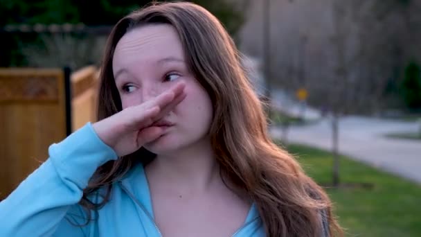 鼻炎を発症した若い白血病の女性はショッピングモールの学生の少女が季節的なアレルギーのほこりの鼻の刺激病の症状に苦しむナプキンで拭きます — ストック動画