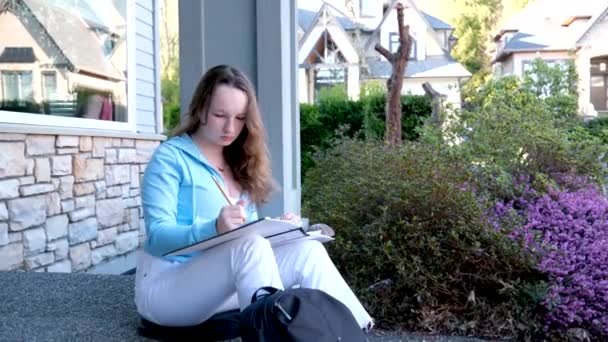 Ung Kvinna Skriver Dagbok Gräs Parken Slow Motion Filmer Högkvalitativ — Stockvideo
