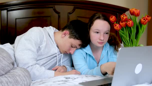 Двое Белых Детей Смотрят Смешное Ноутбуке Привлекательный Брюнетка Мальчик Указывающий — стоковое видео