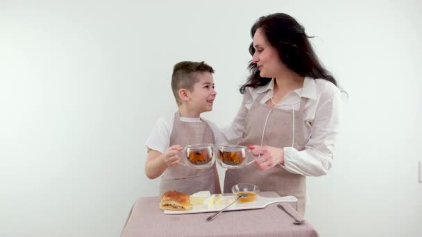 Młoda Matka Śniadanie Domu Przy Stole Kuchennym Podczas Zabawy Dzieckiem — Wideo stockowe