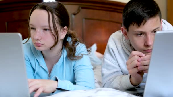 Двое Белых Детей Смотрят Смешное Ноутбуке Привлекательный Брюнетка Мальчик Указывающий — стоковое видео