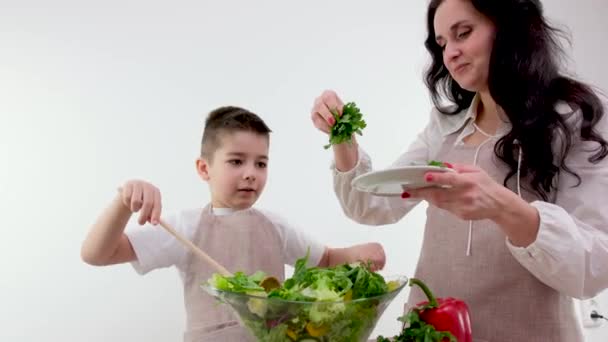 Vue Rapprochée Cuisine Mère Fils Préparant Ensemble Une Salade Alimentaire — Video