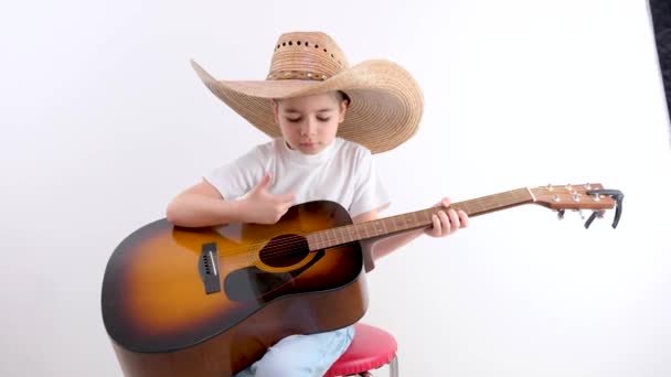 Joven Tocando Guitarra Habitación Está Sentado Sofá Disfrutando Apasionadamente Música — Vídeo de stock