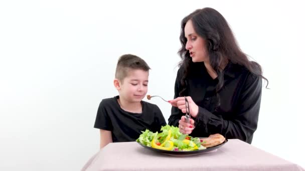 Děti Nemají Rády Zeleninu Matka Krmí Svého Syna Vidličkou Odvrátí — Stock video