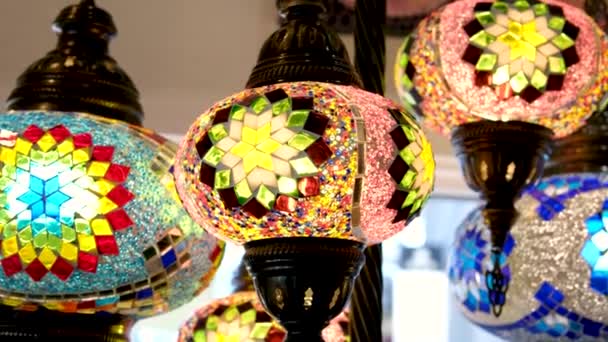 Traditionelle Orientalische Souvenirs Beschichtete Vasen Und Kaffeekannen Vorhanden Bunte Lampen — Stockvideo