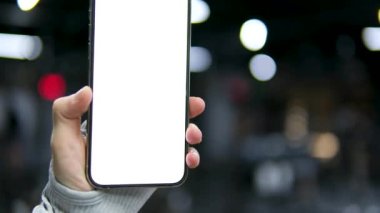 Spor salonunda elinde beyaz bir ekranla uzun kollu gri giysilerle Great Mobile Offer 'ın reklamını yapan bir telefon. Yeni Uygulamaya Duygusal Tepki Veren Kadın Akıllı Telefon 'u Gösteriyor