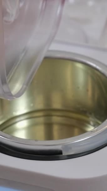 ジャーで大豆ワックスを溶かすろうそくを作る女性 滑らかなワックスのメルターの層 ウクライナ Kyiv 2024 — ストック動画