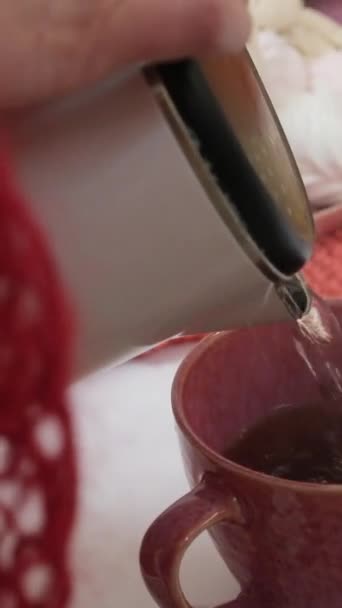 Pov Derramando Chá Preto Uma Caneca Rosa Uma Mesa Madeira — Vídeo de Stock