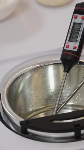 Měření Teploty Kokosového Vosku Rozpuštěného Vodní Lázni Výroba Svíček Vysoce — Stock video
