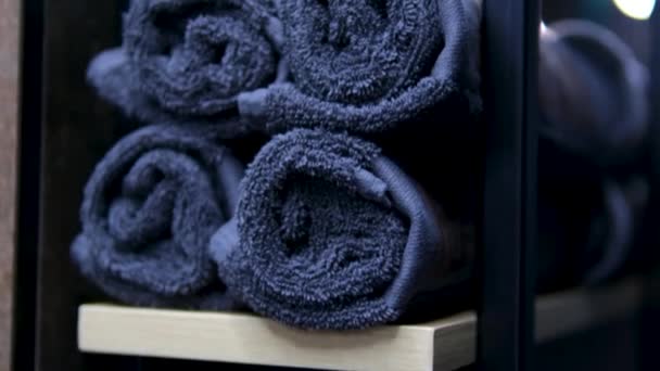 Kantelen Beige Polaire Badjas Textuur Vezels Stapels Netjes Gevouwen Handdoeken — Stockvideo