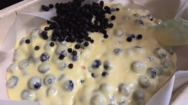 Hamuru pişirme çarşafında hazırla, cevizli, yaban mersinli bir turtada, hamuru dök, fırına koy, evde hazırlan..