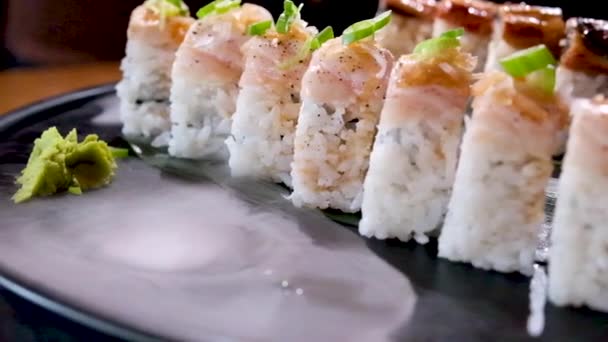 Delicioso Restaurante Asiático Sushi Comida Prato Com Decoração Gelo Seco — Vídeo de Stock