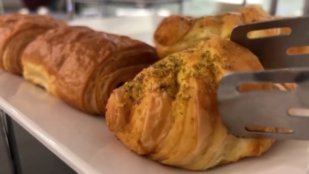 Pastelaria Sopro Francês Croissant Com Coberturas Bolos Doces Recém Assados — Vídeo de Stock