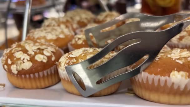 Friska Muffins Bananbrödsmuffins Med Nötter Och Havregryn Makrovideo Cupcake Inuti — Stockvideo