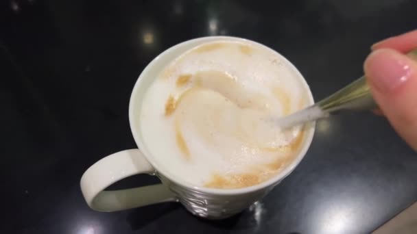 Mão Agita Café Manhã Colher Feche Misturar Cappuccino Com Espuma — Vídeo de Stock