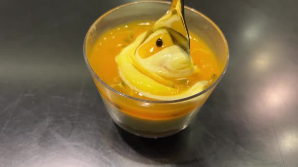 Efterrätt Mango Panna Cotta Med Passionsfrukt Kumquat Och Mynta Italiensk — Stockvideo